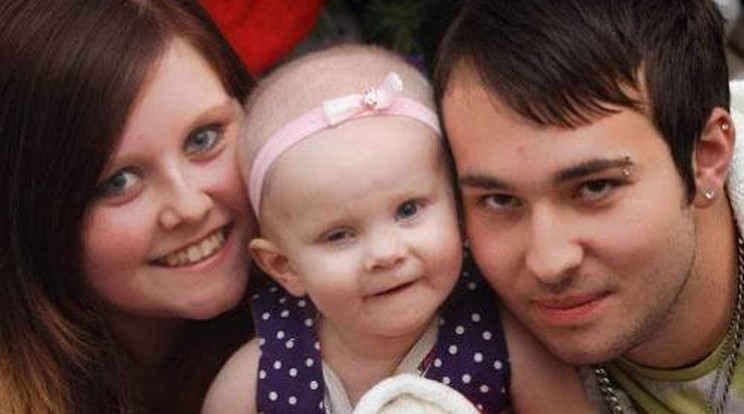 Szívmelengető! Otthon karácsonyozhat a rákból felépült kislány