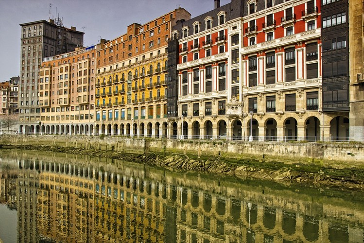 Wpływ muzeum Guggenheima ze swoją pełną dramaturgii architekturą na gospodarkę miasta jest ogromny. W 2001 roku władze Bilabo szacowały, że dzięki turystom miastu udało się zarobić 168 mln euro oraz dodatkowe 27 mln euro z podatków. Obecnie Bilbao na tle innych miast półwyspu Iberyjskiego straciło już nieco swoją popularność.