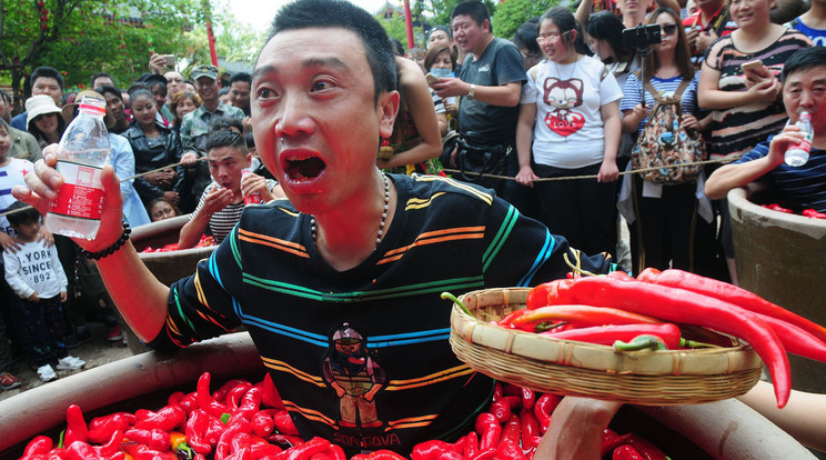 chili paprika-evő verseny - Fotó: AFP