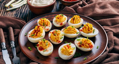 Jajka wielkanocne, jakich jeszcze nie jadłeś. Przepis na deviled eggs zwali cię z nóg!