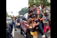 Íjjal fenyegette a tüntetőket, meglincselték és felgyújtották a kocsiját az amerikai férfinek - videó