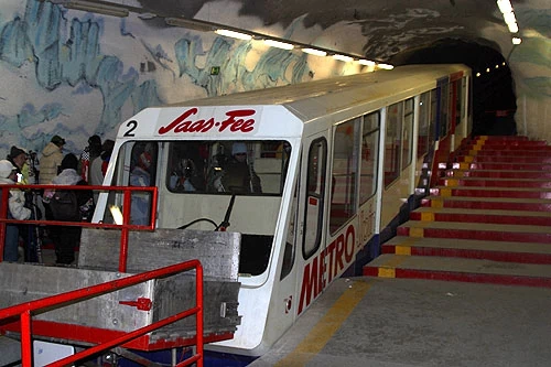 Metro Alpin dojeżdża do północnego zbocza szczytu Allalinhorn w szwajcarskich Alpach.