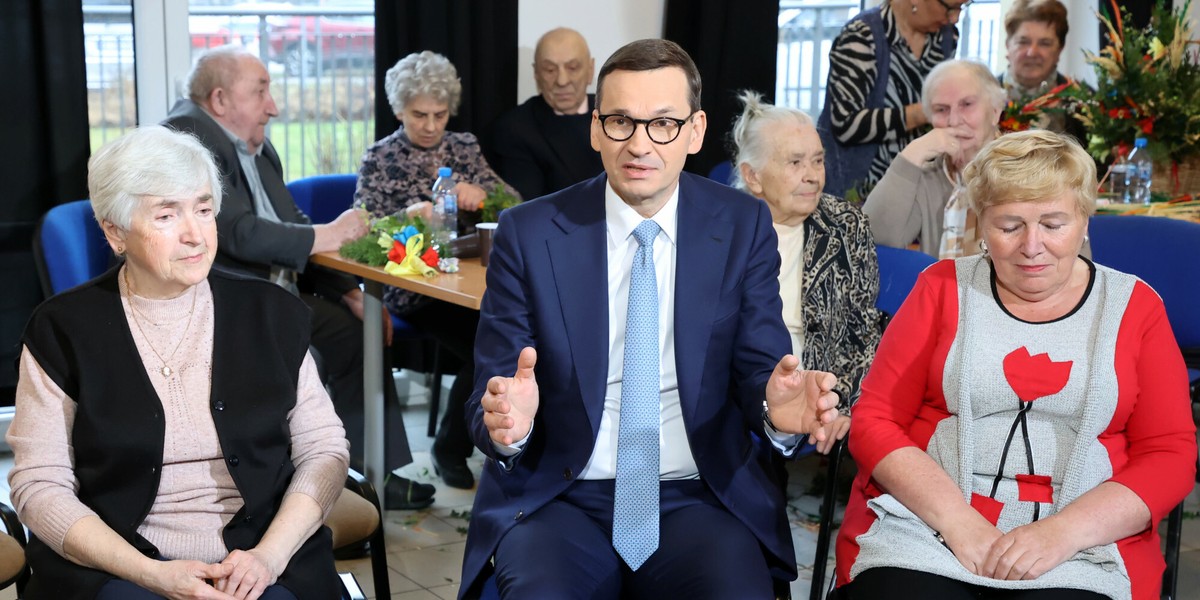 Wizyta premiera Mateusza Morawieckiego w w Dziennym Domu "Senior+" w Woli Karczewskiej.