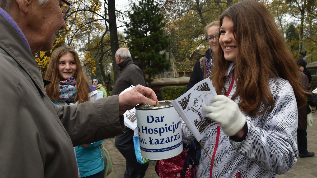 Ponad 49,4 tys. zł zebrano podczas 35. kwesty na najbardziej znanej krakowskiej nekropolii - Cmentarzu Rakowickim oraz na Cmentarzu Podgórskim. Pieniądze zostaną przeznaczone na ratowanie zabytkowych nagrobków.