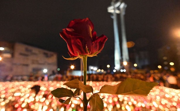 W czasie żałoby narodowej flagi państwowe na gmachach publicznych zostają opuszczone do połowy masztu i przepasane kirem; odwoływane są imprezy masowe, rozrywkowe, koncerty i imprezy sportowe.