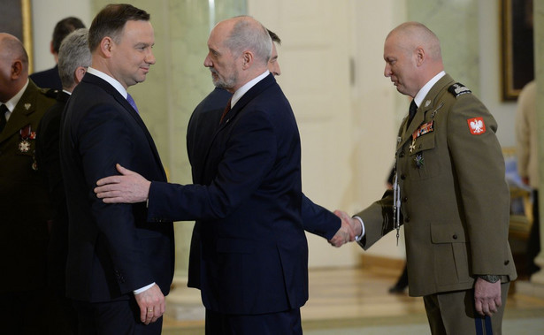 Iskrzy na lini Duda - Macierewicz? "Są różnice zdań, ale prezydent nie jest odcinany od spotkań z generałami"