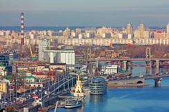 Antypolski plakat na konsulacie RP w Kijowie. 'Cały czas narzuca swoją wizję naszej historii'