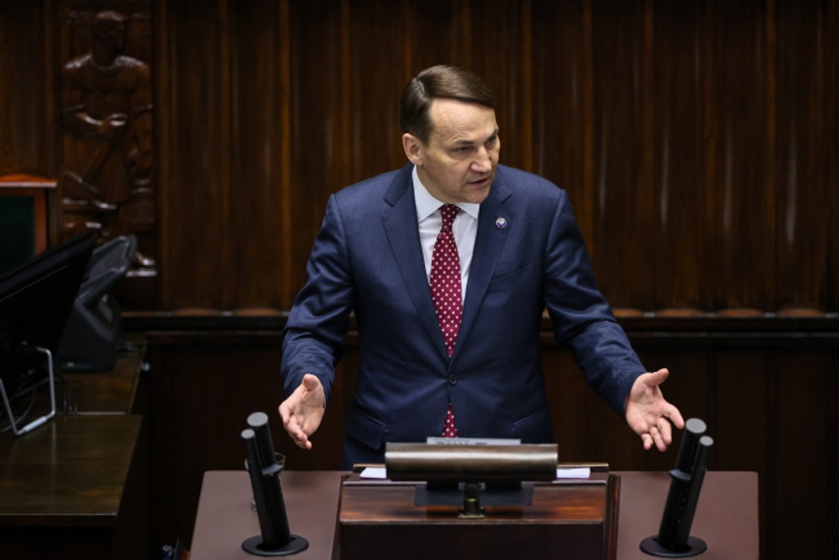 Warszawa, 25.04.2024. Minister spraw zagranicznych Radosław Sikorski podczas wystąpienia w Sejmie w Warszawie, 25 bm. Minister Radosław Sikorski przedstawił informację o zadaniach polskiej polityki zagranicznej w 2024 roku. (aldg) PAP/Leszek Szymański