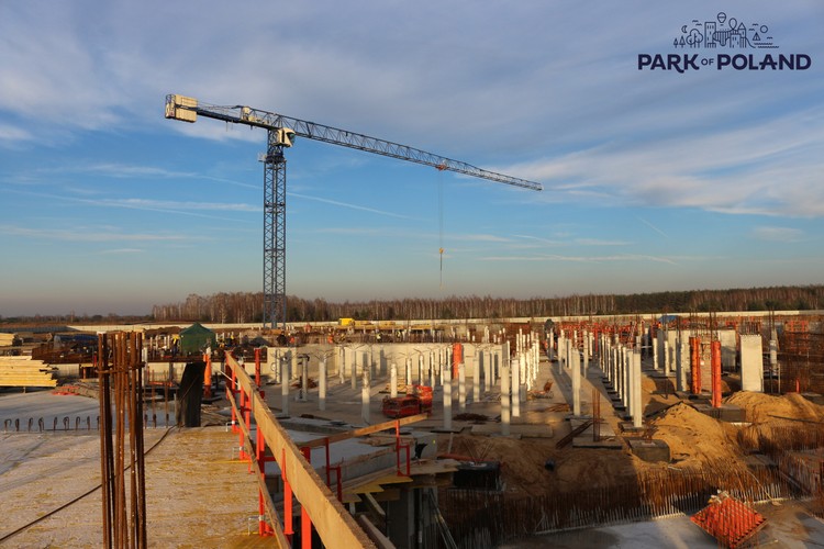 Mooky Greidinger z firmy Global City Holdings zapowiadał w trakcie uruchomienia budowy, że Suntago Wodny Świat ma zostać otwarty 'przed końcem 2019 roku'. Koszt inwestycji to 150 mln euro. Projekt jest finansowany ze środków własnych inwestora oraz kredytów bankowych.