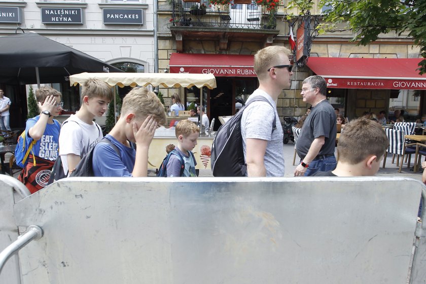 Warszawa jak twierdza - zagrodzili ulice i Plac Zamkowy