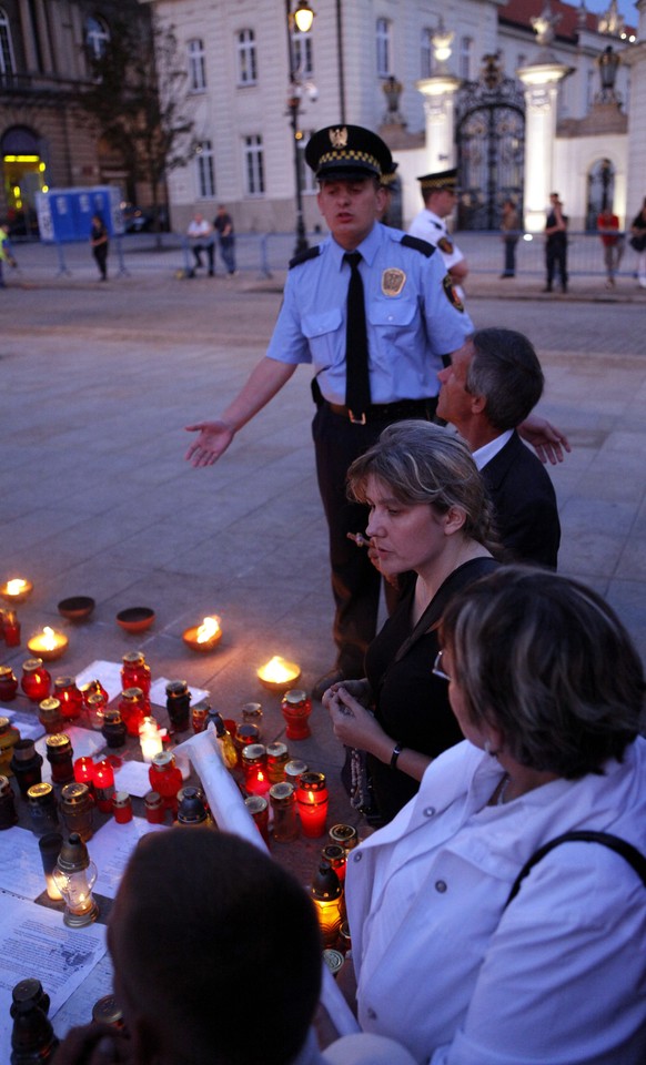 WARSZAWA KRZYŻ PRZED PAŁACEM PREZYDENCKIM