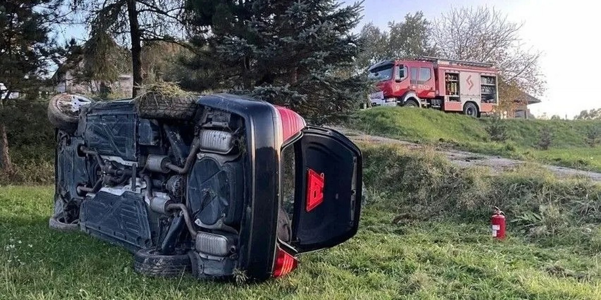 Mężczyzna po tym, jak jego auto wypadło z drogi, zaczął uciekać pieszo. 