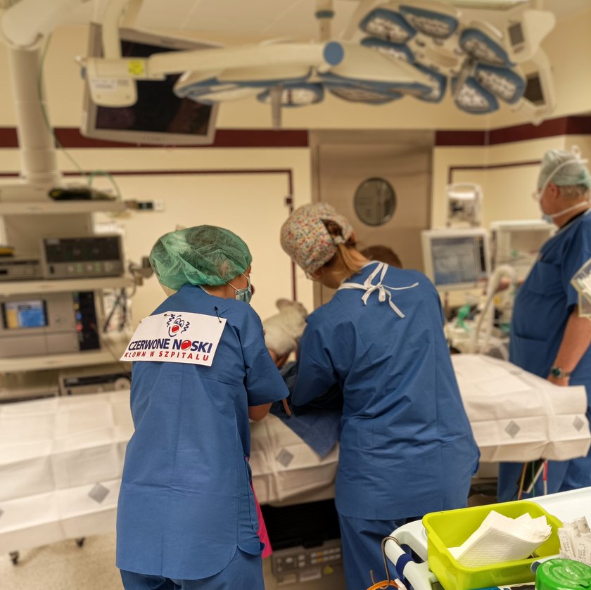 Czerwone Noski jako jedyni w Polsce mają zgodę, by wejść z małym pacjentem na blok operacyjny.