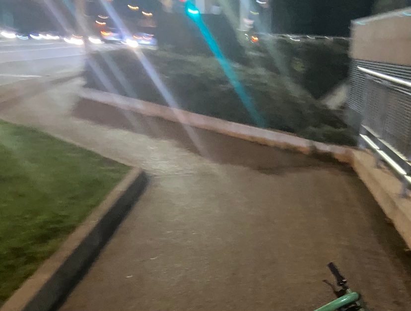 Chodník blokovala odhodená elektrická kolobežka. 