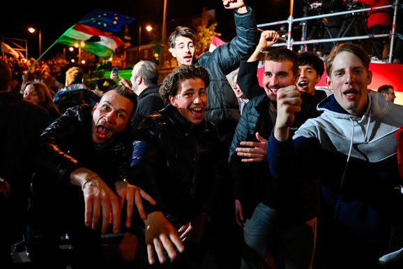 (VIDEO) U BUDIMPEŠTI SE SLAVILO DO ZORE Mladi poveli žurku na ulicama nakon izbora, skandiralo se i pevalo: "Gotovo je, molila sam se za ovo 16 godina"