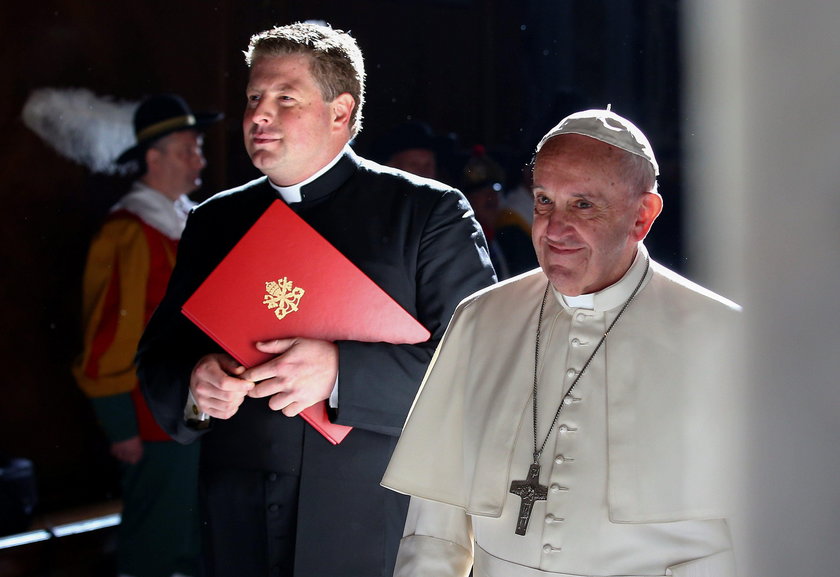 Papież Franciszek przybywa na mszę w Bazylice Św. Piotra (15.11.2016)