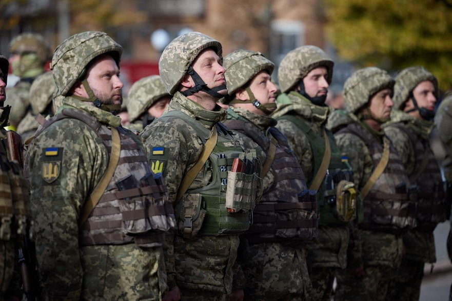 Ukraińscy żołnierzy na spotkaniu z prezydentem Wołodymyrem Zełenskim po rosyjskim odwrocie z obwodu chersońskiego, 14 listopada 2022 r.