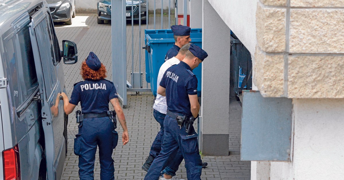 W biurze, w którym pracowała Natalia, znaleziono jej testament. Wynikało z niego, iż Adam nic nie dostanie