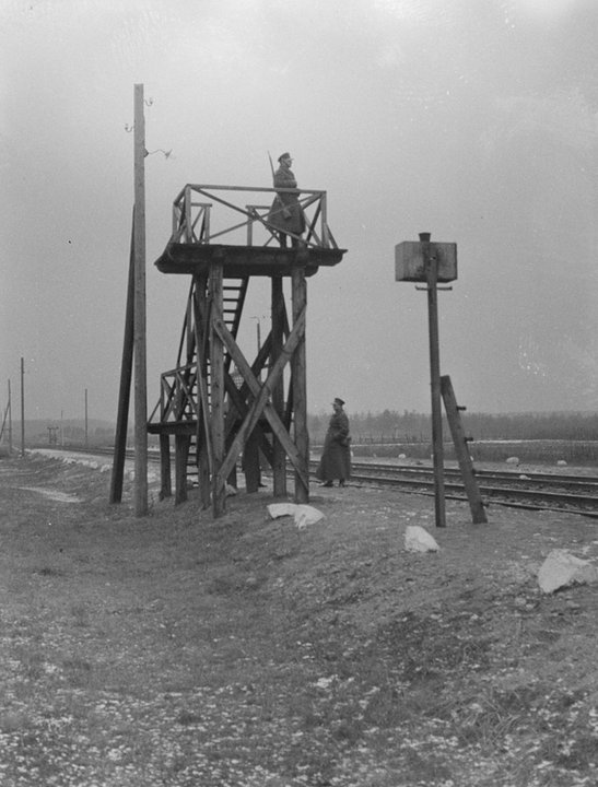 Wieżyczka strażnicza mieszcząca się tuż przy linii kolejowej (1934, CC0 1.0 Universal (CC0 1.0) Przekazanie do Domeny Publicznej).