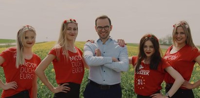 Fura, kobiety i stodoła. Tak promuje się poseł PiS