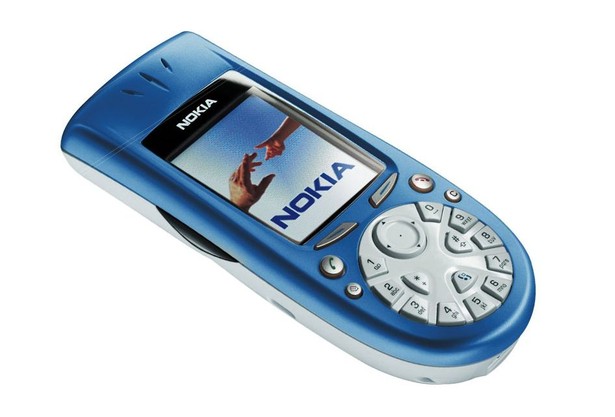 2003 był dla Nokii bardzo kreatywnym rokiem, więc większość kolejnych telefonów będzie pochodziła właśnie z tego okresu. Nokia 3650 to jeden z wielu telefonów, przy których projektanci uznali, że nie wszyscy potrzebują równych, wygodnie rozmieszczonych klawiszy. Liczył się styl. Model ten miał już aparat fotograficzny i 4 MB pamięci wewnętrznej.