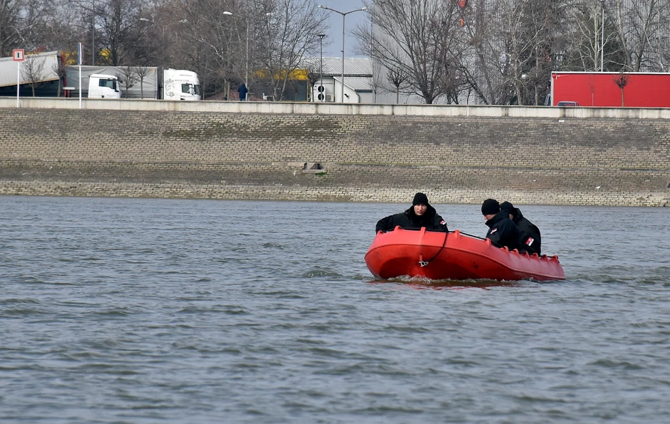 Ronioci pretražuju reku
