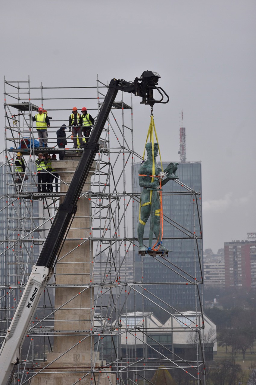 Kran podigao "Pobednika" u visine