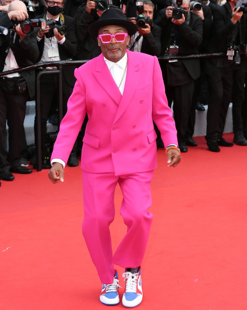Der US-amerikanische Regisseur Spike Lee (64) traut sich was und kommt im pinken Anzug von Louis Vuitton.