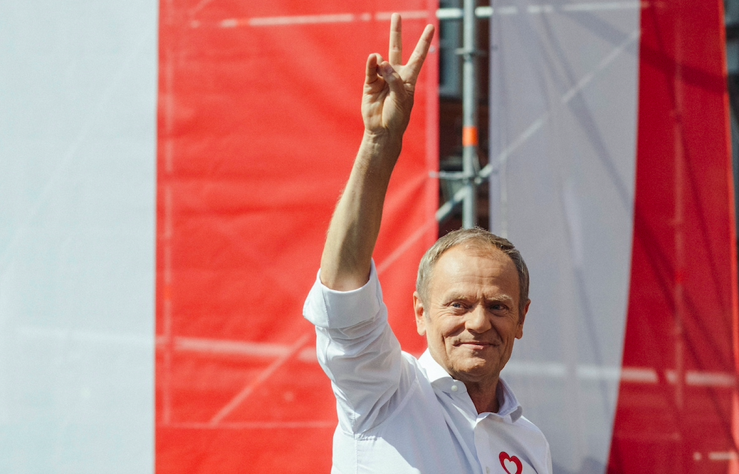 Donald Tusk przemawia na placu Zamkowym w Warszawie, 4 czerwca 2023 r.