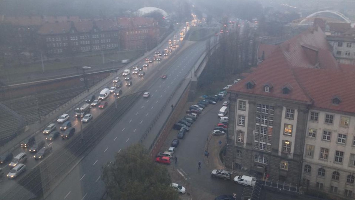 Mnóstwo kolizji, opóźnione lub odwołane loty - to efekt minusowej temperatury i mgły, z którymi od czwartkowego poranka zmagać się muszą mieszkańcy Trójmiasta.