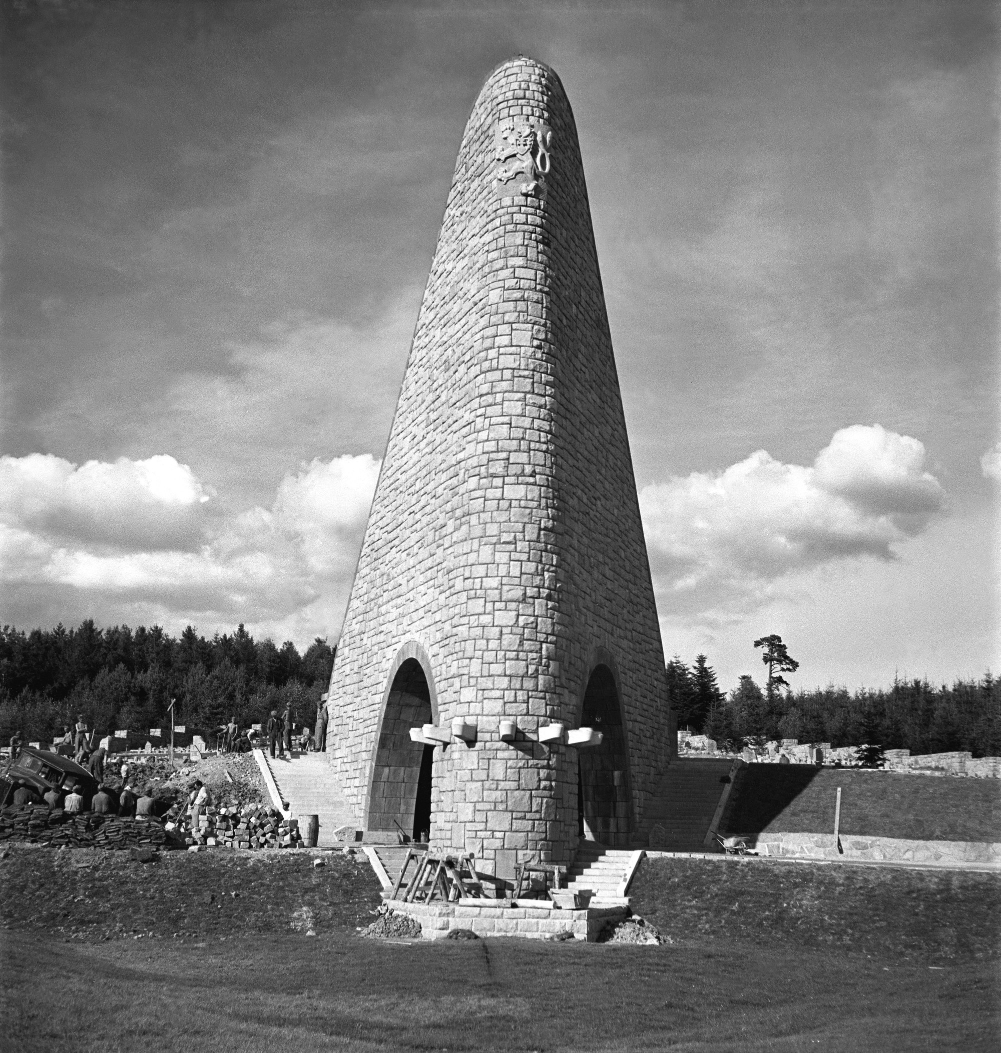 Na archívnej snímke z 19. septembra 1949 stavba pamätníka padlých hrdinov v boji o Dukliansky priesmyk.