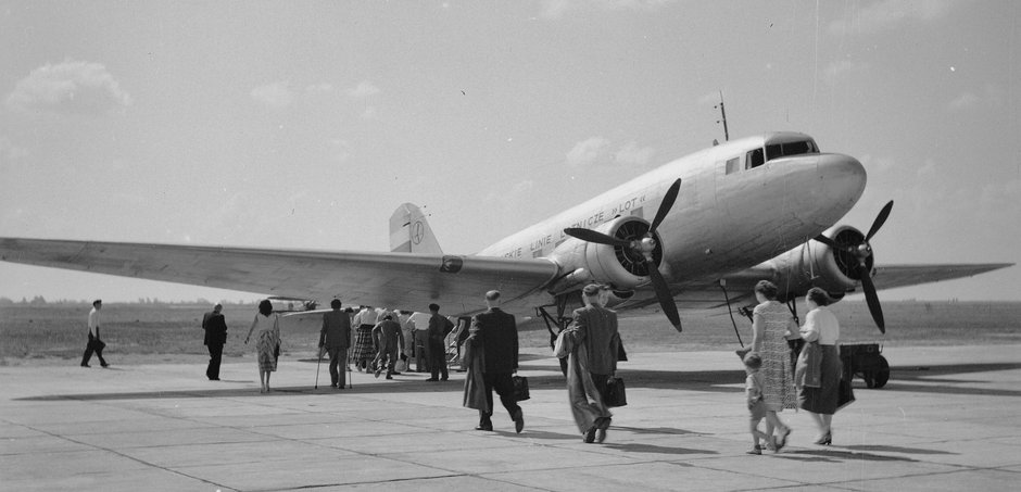 Pasażerowie wchodzący do samolotu w Warszawie w 1955 r.