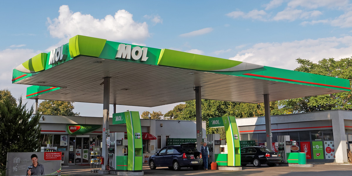 Stacja paliw należąca do węgierskiej sieci MOL. 
