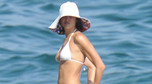 Irina Shayk w białym bikini