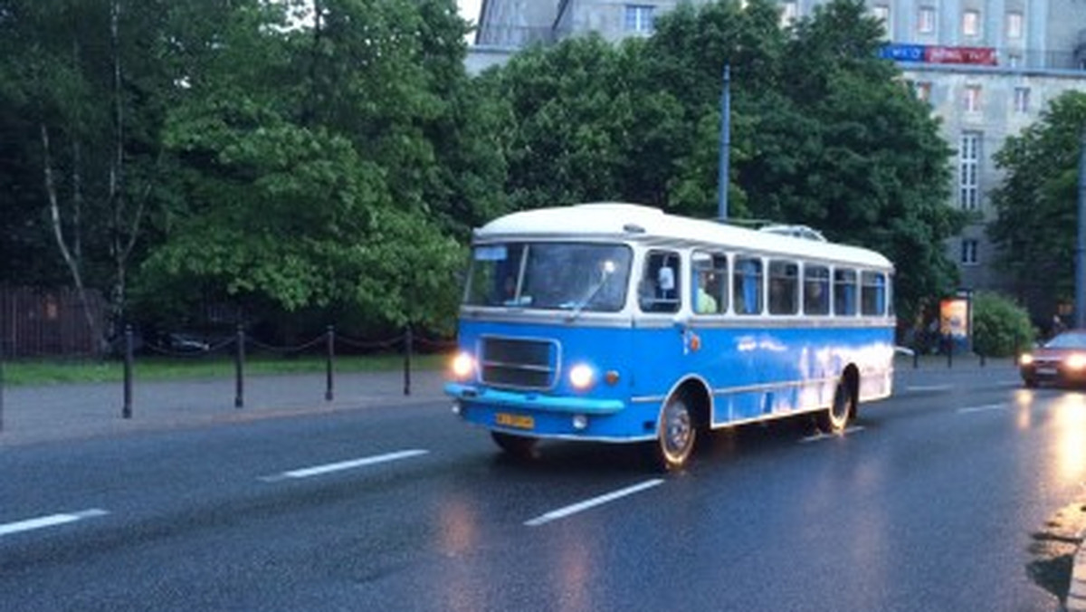 Deszczowa pogoda nie przestraszyła warszawiaków – przez całą sobotnią noc tłumy bawiły się i... stały w kolejkach do kolejnych atrakcji