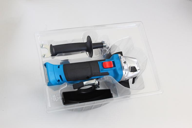 Szlifierka akumulatorowa ze sklepu Aldi: narzędzie niedrogie i choć ma niewielką moc, to działa niezawodnie. Zamiast jednak wygodnej walizki zapakowane jest w jednorazowy plastik. 