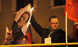 Marsz narodowców we Wrocławiu. Spalili zdjęcia Michnika, Wałęsy i Baumana