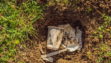 Nieskuteczne usuwanie dzikich wysypisk śmieci. Nowych przybyło