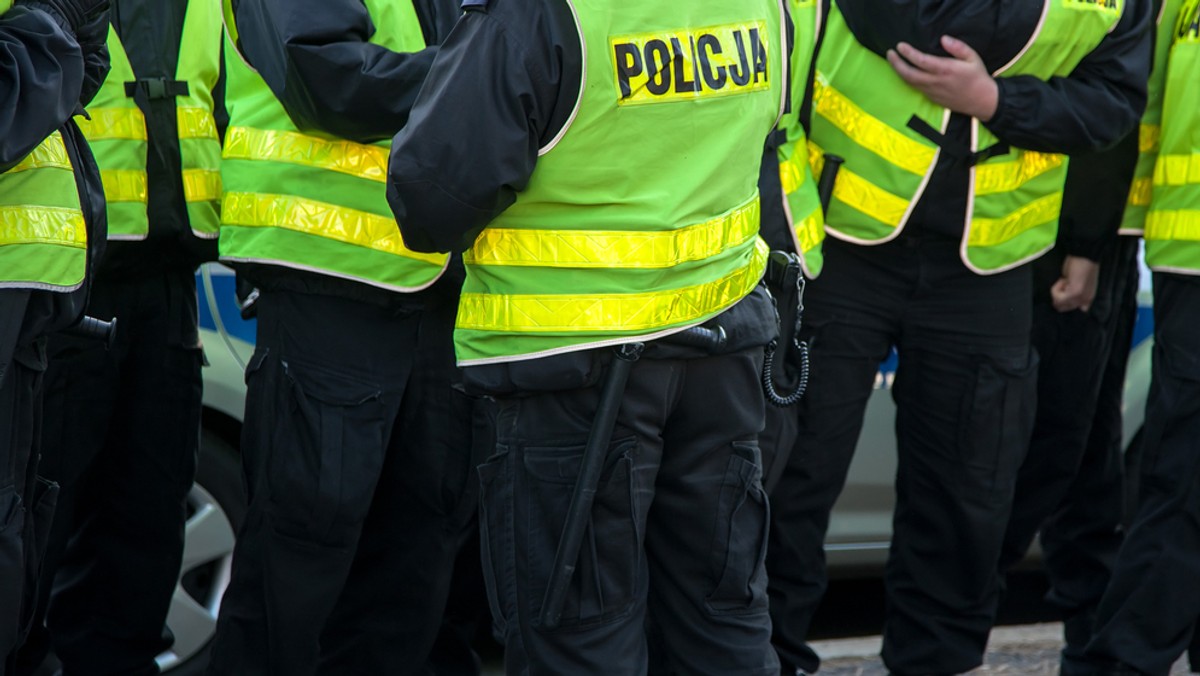 Opolska prokuratura prowadzi postępowanie w sprawie 22-latka z Nysy postrzelonego przez policjanta. Według policjanta, młody mężczyzna wsiadł do samochodu i chciał go przejechać. Wtedy funkcjonariusz strzelił w jego kierunku. Według ojca poszkodowanego 22-latka, syn faktycznie wsiadł do pojazdu, ale nie zachowywał się tak, jakby chciał kogoś przejechać.