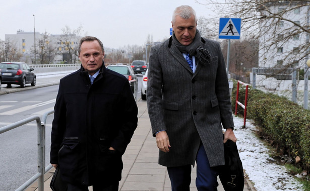 Czarnecki pojawił się w prokuraturze po godz. 10.30, towarzyszył mu jego pełnomocnik mec. Roman Giertych.