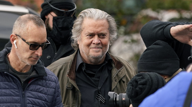 Steve Bannon(k) az FBI ügynökeinek gyűrűjében /Fotó: MTI/AP/Carolyn Kaster