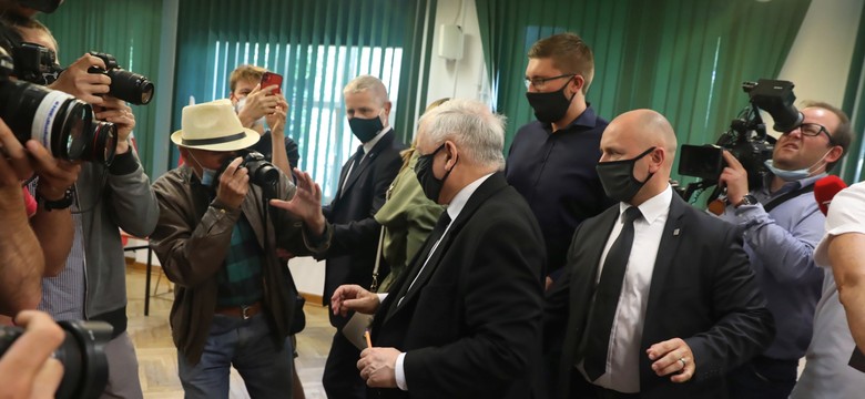 Incydent podczas głosowania Jarosława Kaczyńskiego. "Zło śmiechem zwyciężaj"