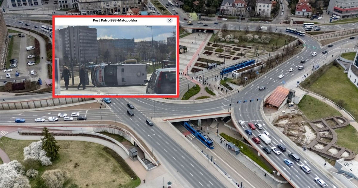 Karetka przewróciła się na rondzie. Ogromne utrudnienia w centrum Krakowa