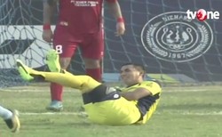 Śmiertelny wypadek na piłkarskim meczu. Bramkarz zmarł po zderzeniu z obrońcą [WIDEO]