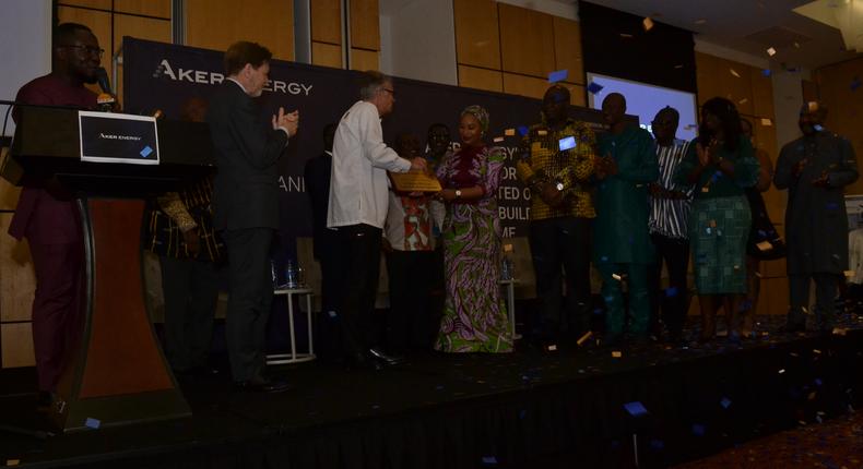 Mr. Jan Helge Skogen, Country Manager, presents the plaque symbolizing the start of Aker Energy’s support for the AOGC Programme to Her Excellency Hajia Samira Bawumia.