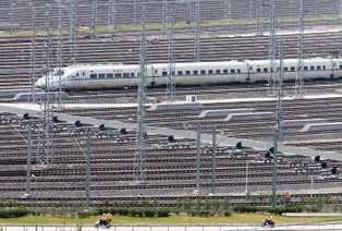 Chiny zamykają dworce kolejowe i porty, odwołują loty. Nadciąga tajfun In-Fa