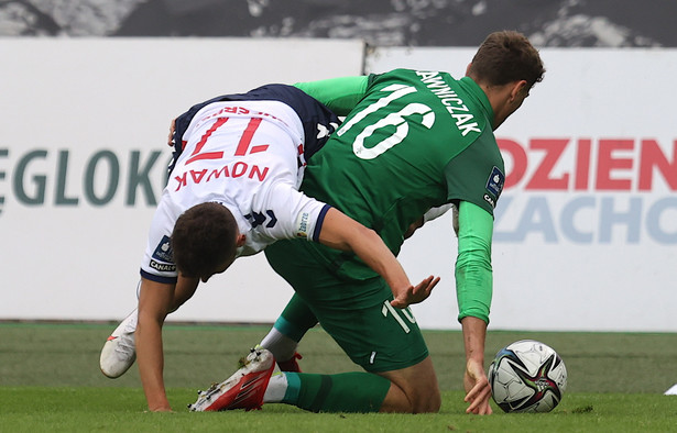 Zawodnik Górnika Zabrze Bartosz Nowak (L) i Aleks Ławniczak (P) z Warty Poznań podczas meczu 8. kolejki piłkarskiej Ekstraklasy w Zabrzu