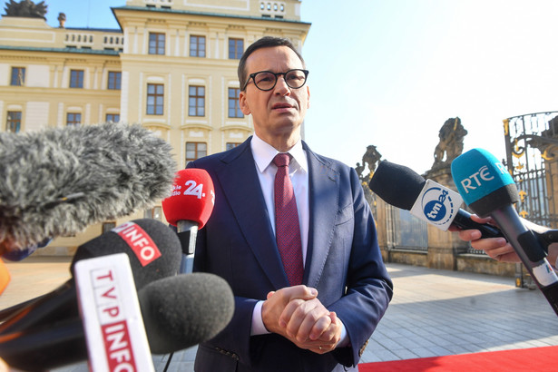 Premier Mateusz Morawiecki podczas wypowiedzi dla mediów w Pradze