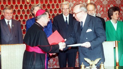 Zawarcie konkordatu między Stolicą Apostolską a Rzecząpospolitą Polską, 28 lipca 1993 r. Na pierwszym planie: abp Józef Kowalczyk i minister spraw zagranicznych Krzysztof Skubiszewski.