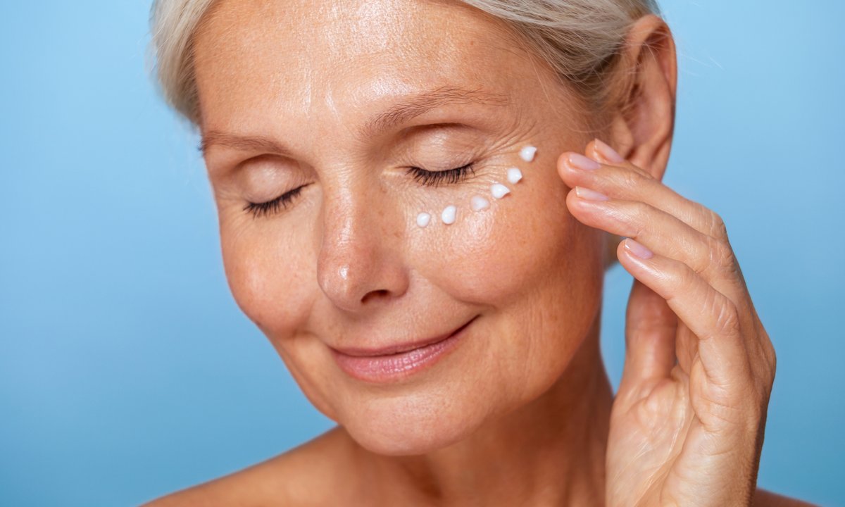 Ten krem pod oczy robi furorę! Jest naszpikowany kwasem hialuronowym, wypełnia zmarszczki jak zastrzyk